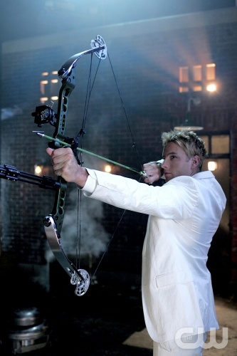 TheCW Staffel1-7Pics_250.jpg - "Sneeze"--Justin Hartley as  Oliver Queen (aka The Green Arrow)  in SMALLVILLE on The CW. Photo: Michael Courtney/The CW. ©2006 The CW Network LLC. All Rights Reserved